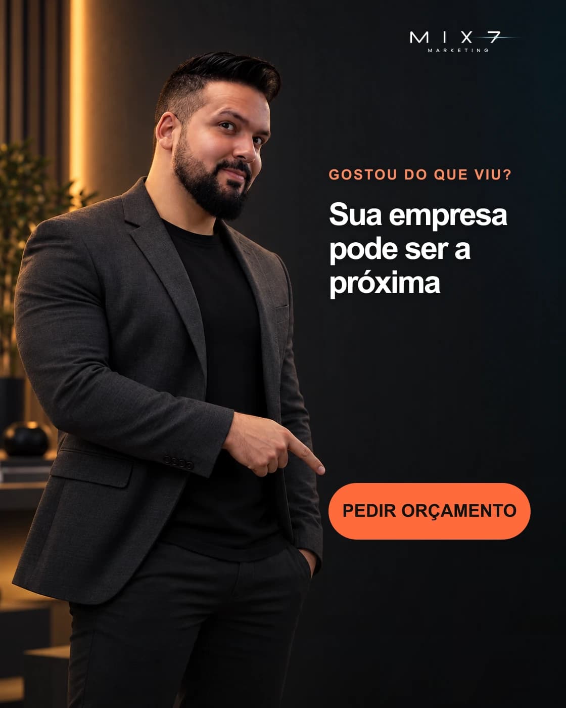 Tiago de Paiva aponta para o botão Pedir orçamento da Mix7 Marketing