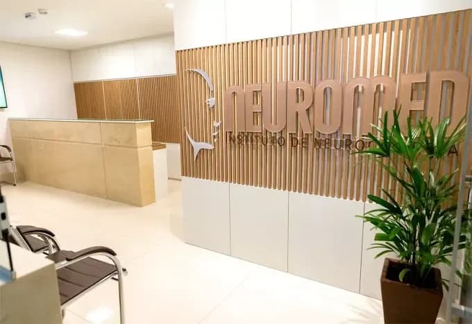 Recepção da Neuromed com a marca aplicada na parede