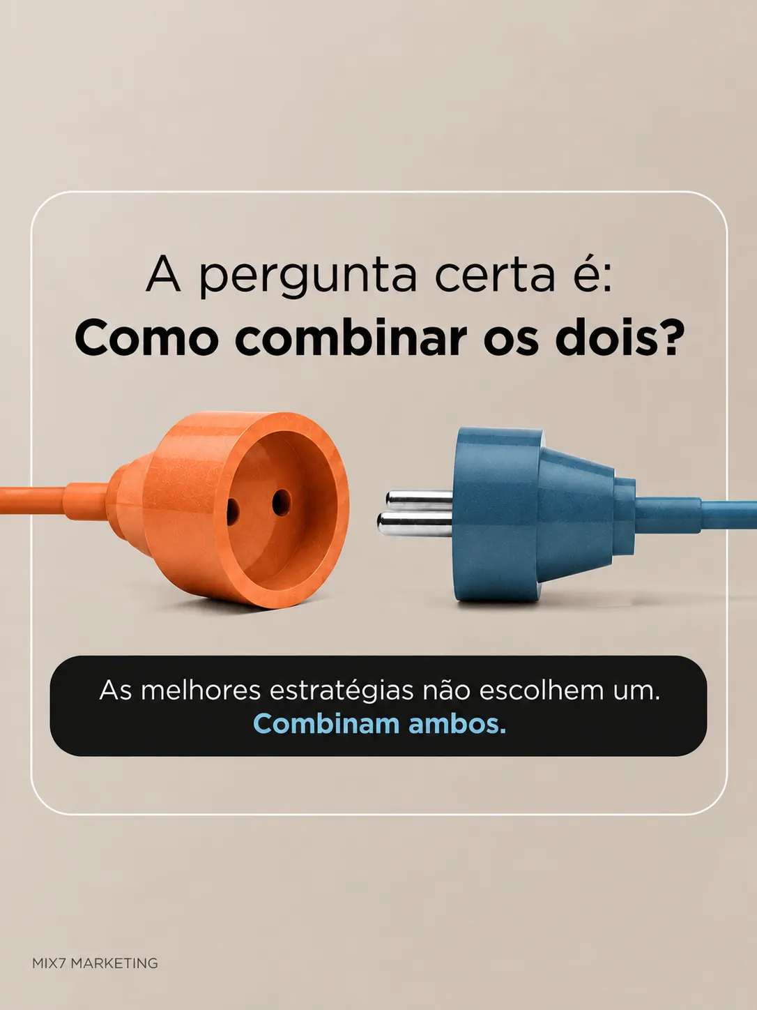 Plugue azul e tomada laranja prestes a se conectar representam a integração entre SEO e tráfego pago