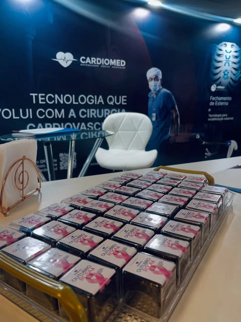 Estande e materiais da Cardiomed em publicação de evento