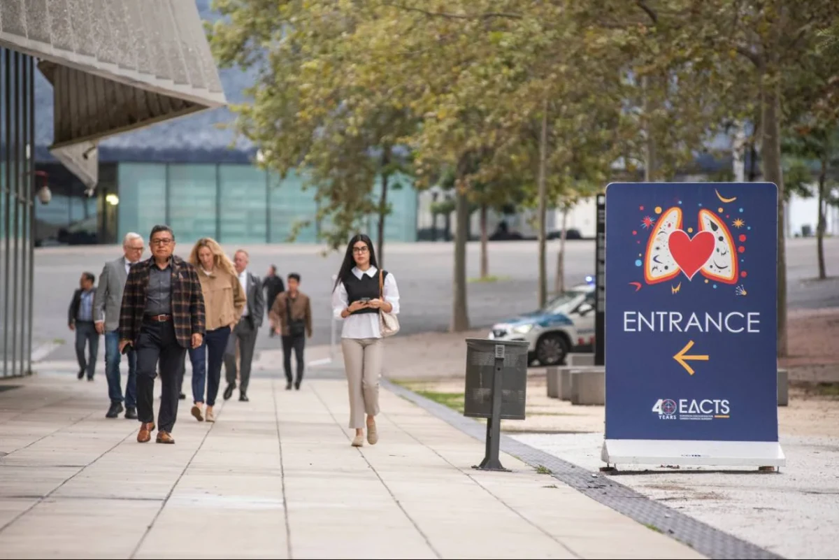 Participantes na chegada ao EACTS 2026 em imagem da galeria Cardiomed