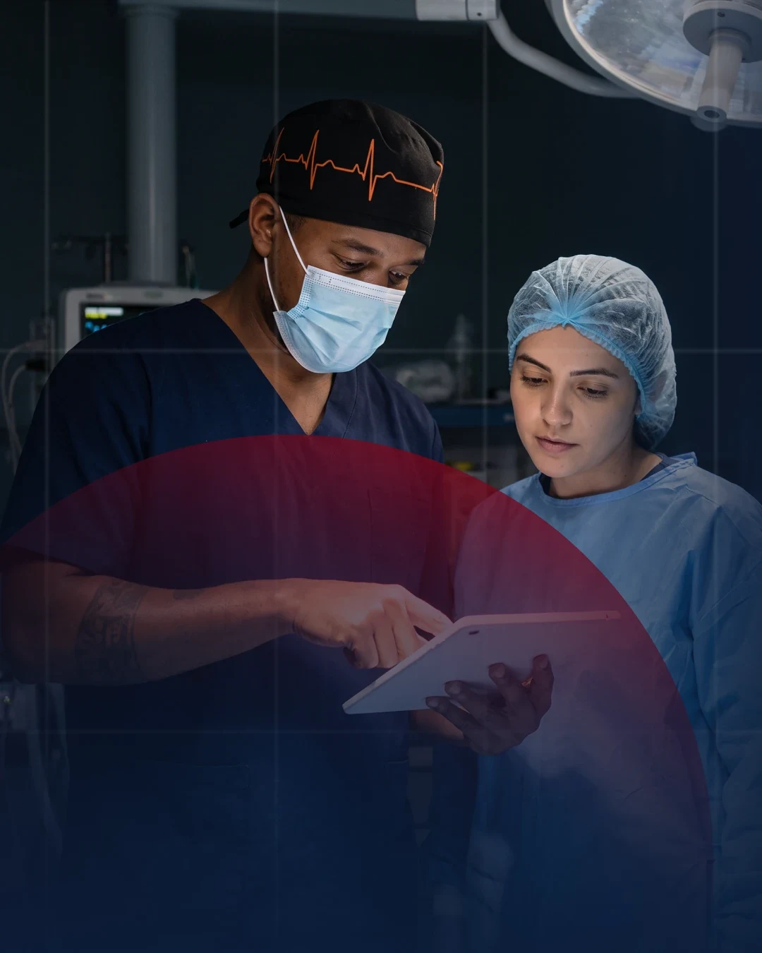 Imagem editorial do site Cardiomed com dois profissionais consultando um tablet