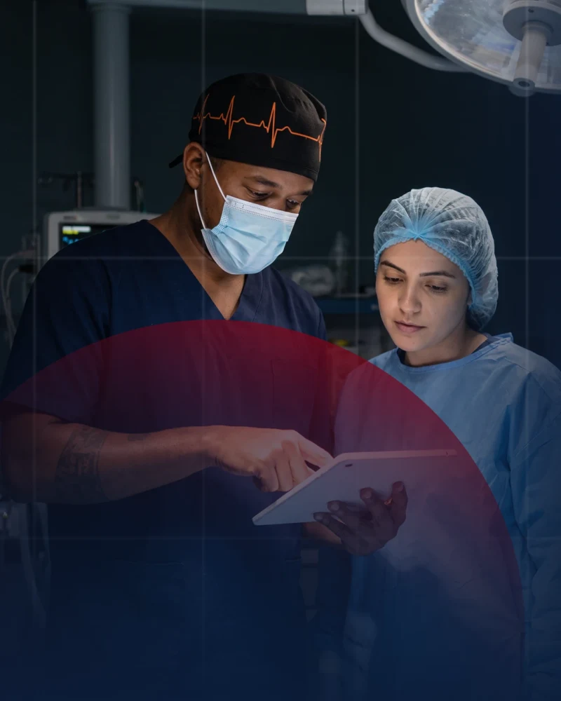 Imagem editorial do site Cardiomed com dois profissionais consultando um tablet