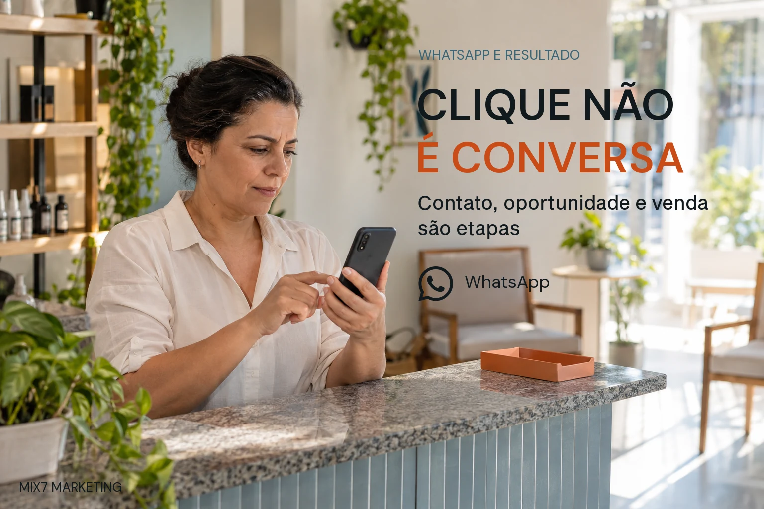 Atendente fictícia usa o celular corretamente, com a tela voltada para ela, ao lado da chamada Clique não é conversa com símbolo autêntico do WhatsApp