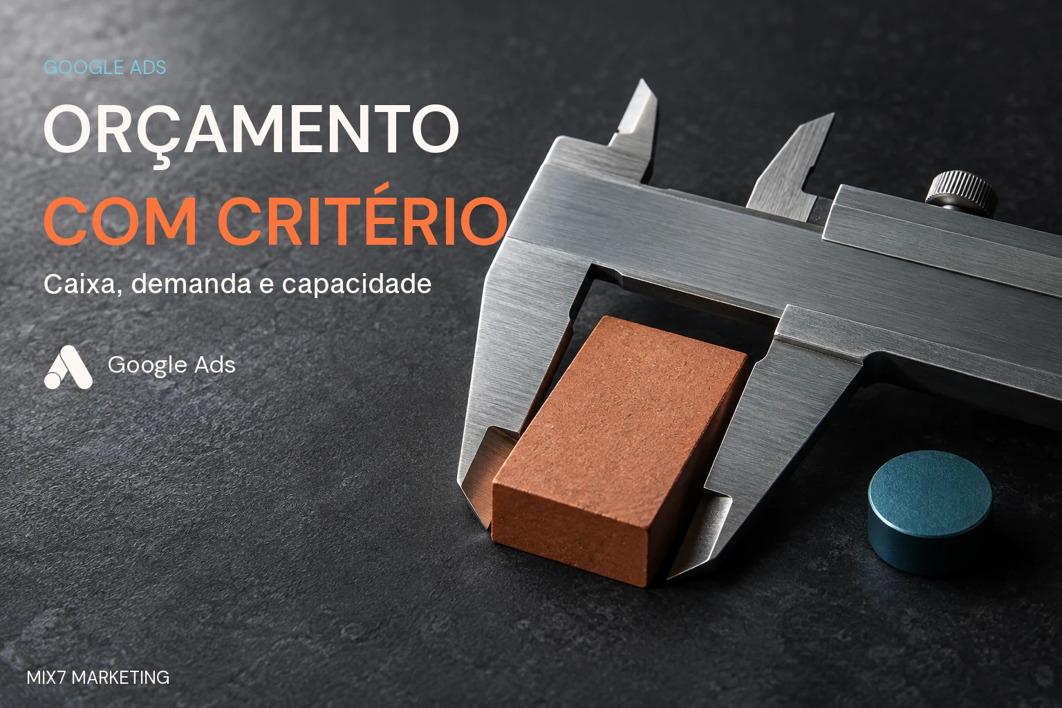 Instrumento metálico ajusta a medida de um bloco laranja, com a chamada Orçamento com critério e símbolo autêntico do Google Ads
