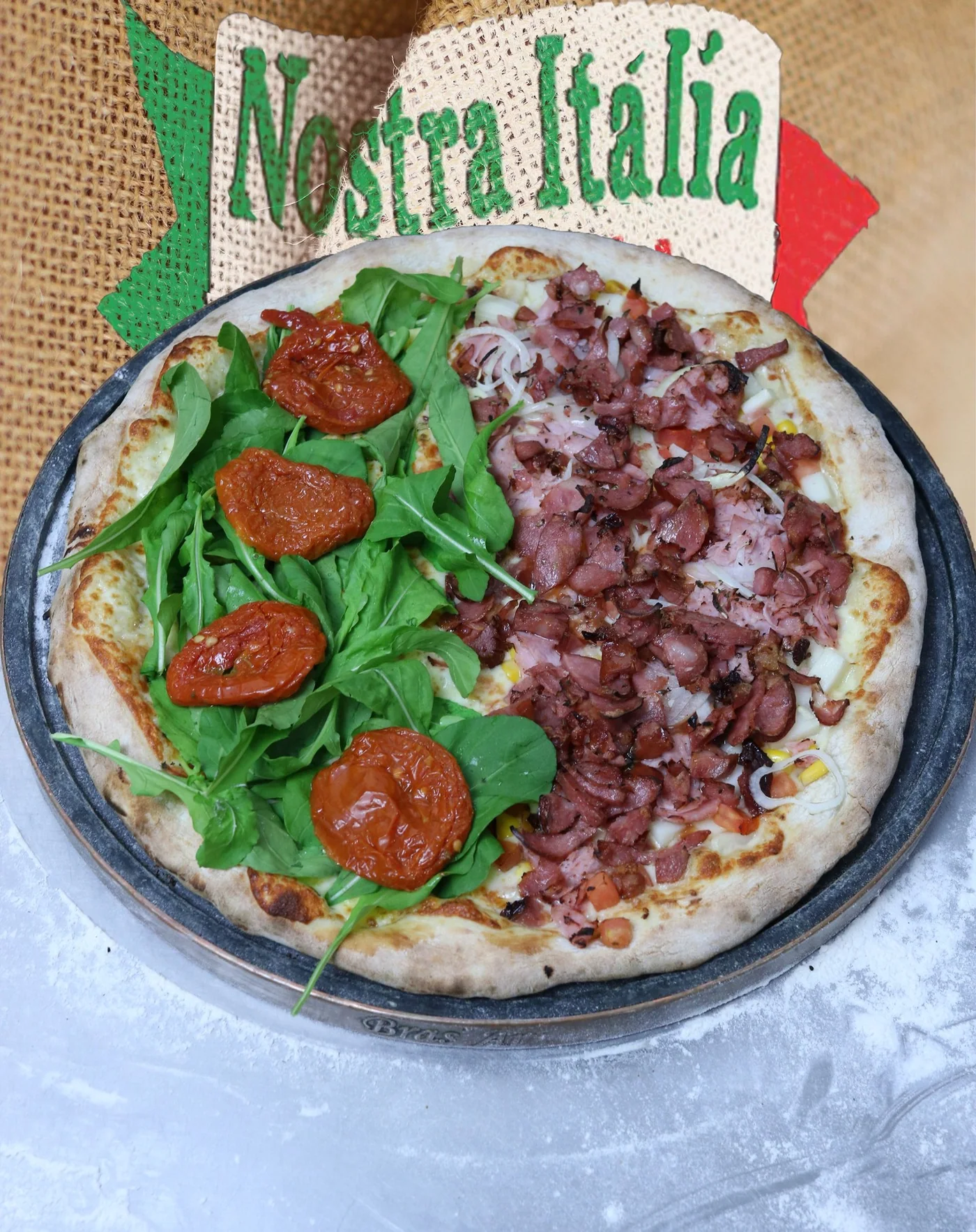 Fotografia antiga de pizza com a identidade anterior da Nostra Italia