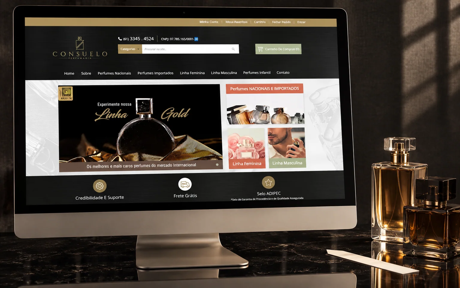 Mockup do e-commerce Consuelo em monitor, com frascos de perfume sobre pedra escura