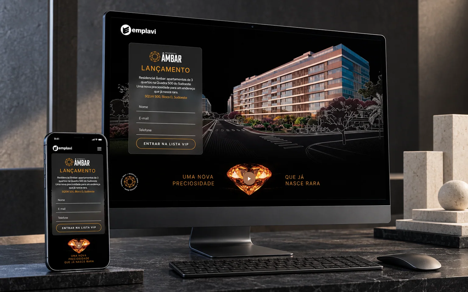 Mockup da landing page Residencial Âmbar, da Emplavi, em computador e celular