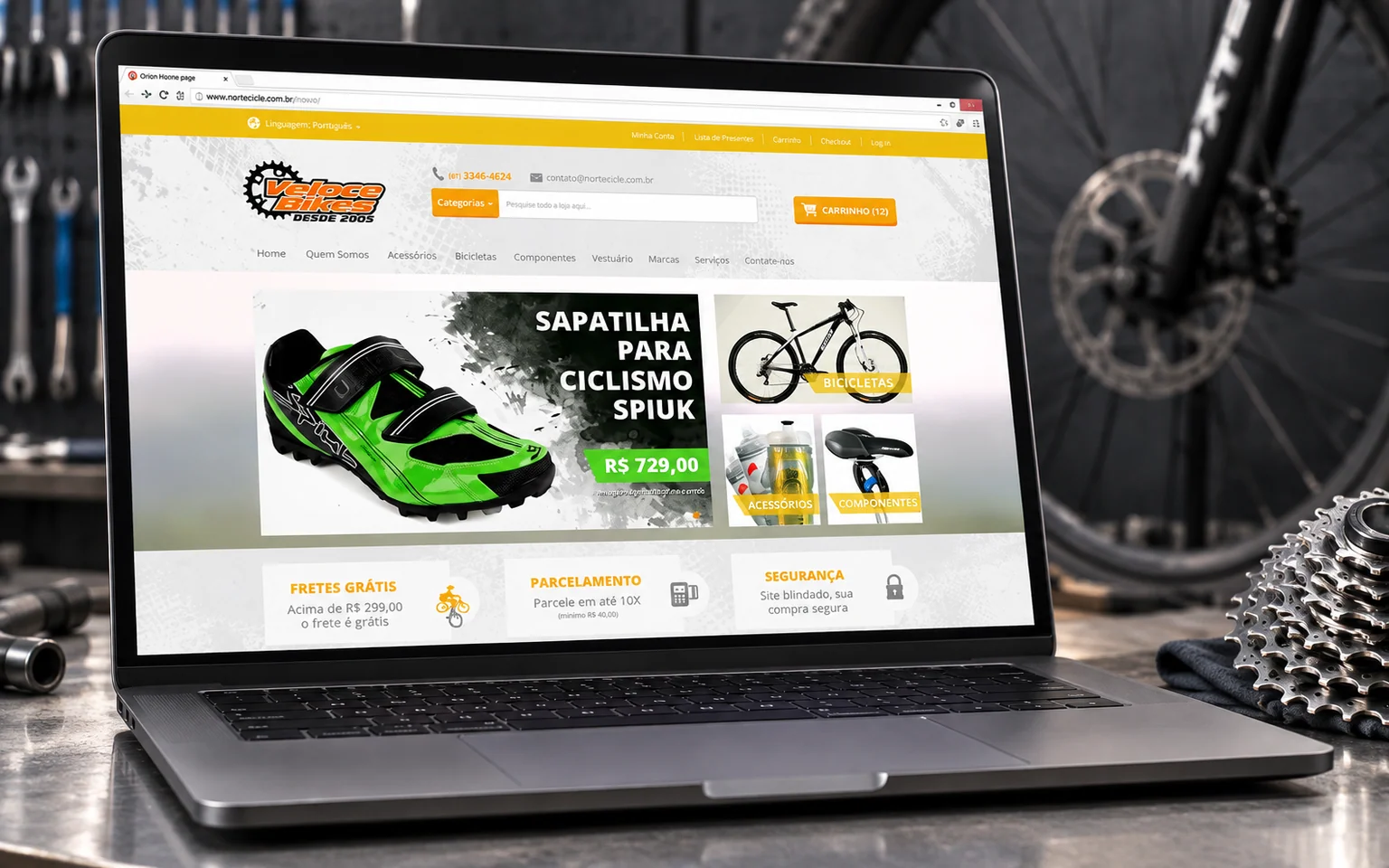 Mockup da loja Veloce Bikes em notebook em uma bancada de oficina de bicicletas