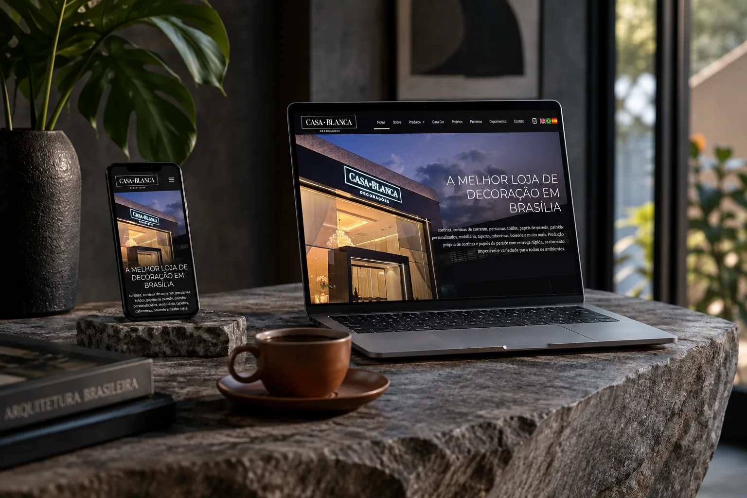 Montagem editorial baseada no site real da Casa Blanca Decorações, exibido em notebook e celular